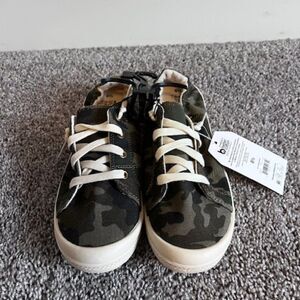 NWT memory form slip on shoes camo colored